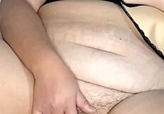 No aguanto las ganas y me masturbo hasta venirme