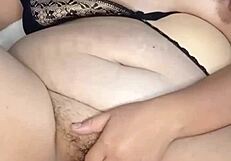 No aguanto las ganas y me masturbo hasta venirme