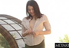 Watch This Cute Teen Masturbating To Orgasm In The Sunshine?