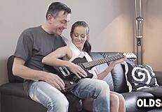 嘿，看这个老家伙舔Tina Walker的光滑逼 😏