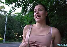 Wow, Kiara Flow, kako te seksi dolge noge prenesejo javni seks?