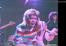 Provokativna blond porn zvezda Lois Ayres trese rit pred jebanjem na odru