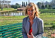 Milf belge Emmy devient chaude et montre son cul sexy en style hentai amateur