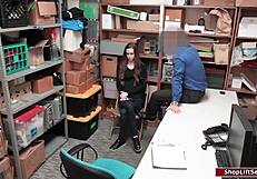 فتاة نحيفة تنيك مع ضابط أمن بزب كبير