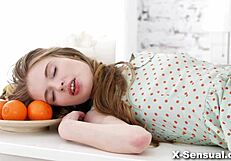 Hej, poglej sladko mlado 18+ Adel Bye v strastni sadni akciji z X-Sensual!