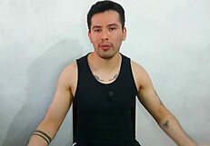 Jovencito Le Da Sexo Oral a la Polla Enorme Gruesa del Tio de Su Mejor Amiga Se Come Su Leche Relato Sexual