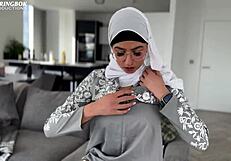 الخادمة عالية ياسين تجد ألعاب جنسية للعب منفرد في مشهد عصير