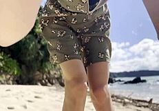 Hübsche Babe säubert natürlichen Strand am Pazifischen Ozean