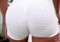 Mellanie Monroe's workout with coach Peter Green turns steamy