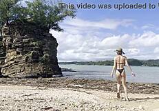 Hübsche Babe säubert natürlichen Strand am Pazifischen Ozean