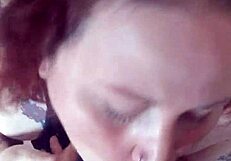 Rdečelaska punca sesa ogromnega kurca in dobi spermo na joške