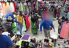 مراهقة بصدر كبير تلتهم زب ناضج في جنون المحل!