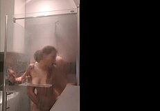 Bármit kitalál, hogy zuhanyozzon velem - Bella Rico & Magic Javi