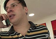 Maman chaude Kiki Daire claque son cul dodu sur une jeune bite