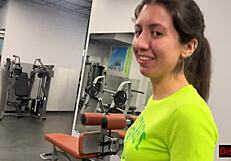 هي، التقطت بنت من الجيم ونكتها دوجي ستايل من أول يوم