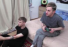 Momak gubi dupu u seksi igri!