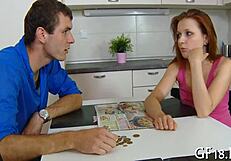 Ми啦шка раздвигает ножки