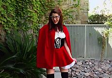 Amber Hahn Kırmızı Kostümüyle Açık Havada Tek Başına Oynuyor