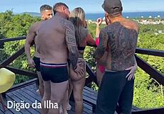 três safadas gozando na sacada de casa