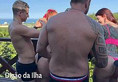 três safadas gozando na sacada de casa