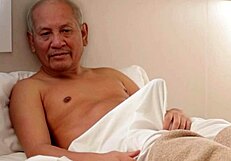 Kaj ta stari mož prosi? Misli, da je štud!