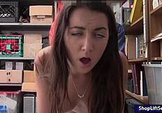 Красива крадла Лили Адамс си разкъсва путката 😏