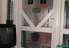 Amateur in Strümpfen von altem Sack mit Handjob vollgespritzt