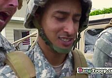 vojaki se potopijo v vročo zunanjo orgijo pod narednikovim nadzorom