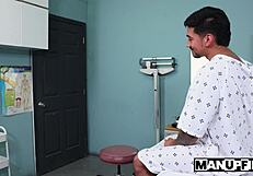 Doktor Ant Vega vyšetřuje pacienta Aarona Trainera v nemocnici