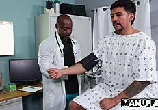 Doktor Ant Vega vyšetřuje pacienta Aarona Trainera v nemocnici