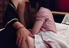 Drobna azijska natakarica v mini krilu ponuja erotično igro z nogami in surov zaključek.