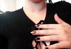 Goth com peitos grandes sendo humilhada com brinquedos