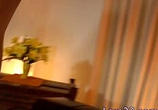 Menjava sperme britanskih kurb v trojčku z nogavicami in spodnjim perilom.