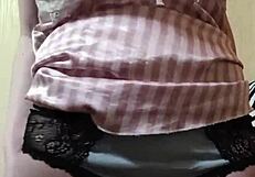 Why Does Elza Kom’s Pussy in Pantalone Smell So Good?