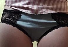 لماذا رائحة كس إلزا كوم في البنطلون جيدة جداً؟