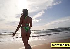 Святое коровье! Сиськастая блондинка Sahara Skye сосет Charles Dera мокро в машине у пляжа