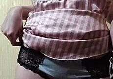 Why Does Elza Kom’s Pussy in Pantalone Smell So Good?