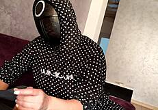 Эй, дрочу члену парня из Squid Game, он кончил на мои большие сиськи