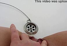 Milf čůrá do vany s detailním fetiš asmr amatérskou akcí