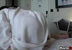 よぉ、黒髪ティーンのマンディ・スカイがキツいアナルにチンポ受け入れるぜ！