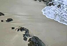 Missspisss δείχνει μεγάλο πούτσο σε παραλία της Μαγιόρκα δημόσια