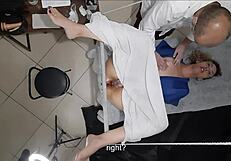 嘿，她去妇科检查却在桌子上被射满！