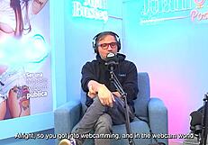 Энни Марин, эта сексуальная блондинка, жестко трахает подругу на подкасте Хуана Бустоса. Это мокрый и дикий кастинг!