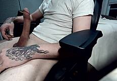 Why does this big cumshot look so massive and amateur?