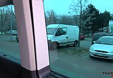 Busty MILF kurba jebe ogromen kurac v premikajočem se kombiju