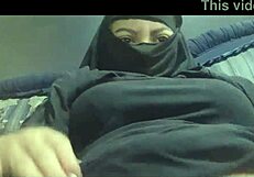 Арабская любительница милф хвастается большими сиськами и кончает в платье с хиджабом