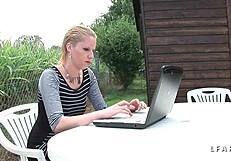 Cindy Picardie kriegt harten Arschfick im Garten