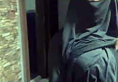 Арабска аматьорка милф показва големи цици и пръска в хиджаб рокля