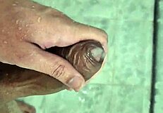 gozando gostoso no banho com vizinhos