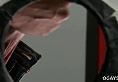 פעולה בגלוריהול גיי הופכת לזיון גולמי בשירותים